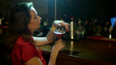 dudaklarında kırmızı ruj ile seksi kadın Margarita bir bardak bir kokteyl içiyor.