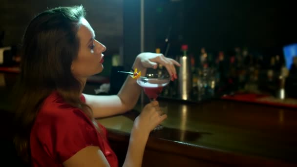 Femme sexy avec rouge à lèvres rouge sur ses lèvres boit un cocktail à partir d'un verre de margarita . — Video