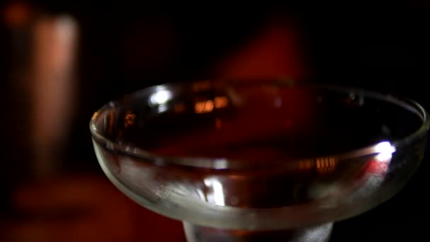 To close. martini glass in sharpness on the back blurred background barman making cocktail — Stock Video