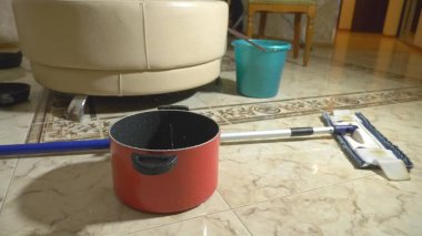 Su hasarı. Daire ve mülkiyet sigortası sel kavramı. dairede kova ve pot içine tavana su damlar