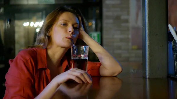 Близько. портрет красивої жінки, що сидить у барі в нічному клубі і п'є коктейль. Простір тексту — стокове фото