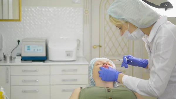 Injection de lèvre, opération pour augmenter le volume des lèvres. médecin cosmétologue fait contouring plastique pour augmenter les lèvres — Photo