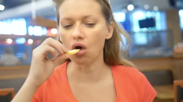 Per chiudere. donna con l'herpes sul labbro mangia patatine fritte e hamburger — Video Stock