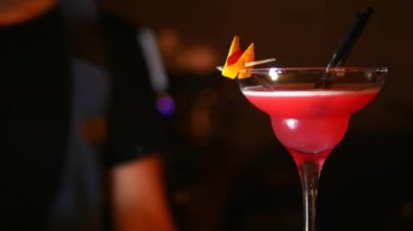 kapatmak için. sırt üzerinde netlik martini cam arka plan barmen kokteyl yapma bulanık