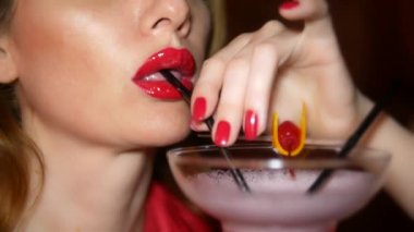 dudaklarında kırmızı ruj ile seksi kadın Margarita bir bardak bir kokteyl içiyor. dudaklar yakın çekim