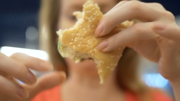 Bezárásához. nő herpes rajta ajak eszik sült krumpli és hamburger — Stock videók