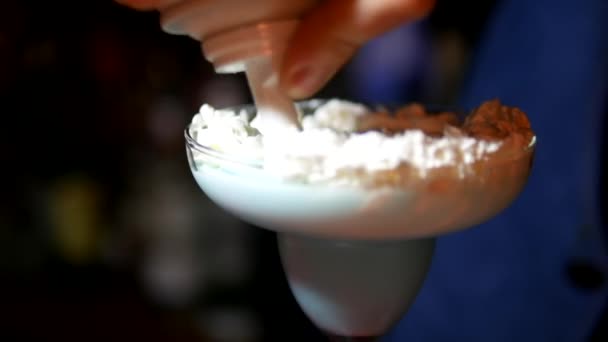 Te sluiten. Martini glas in scherpte op de rug wazig achtergrond barman maken cocktail — Stockvideo