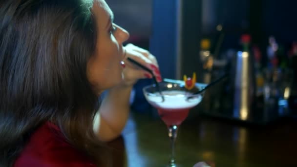 Sexy mujer con lápiz labial rojo en los labios es beber un cóctel de una copa de margarita . — Vídeos de Stock