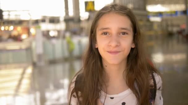 Portrait d'une adolescente triste debout à l'aéroport. Fond flou — Video