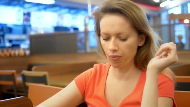 Te sluiten. vrouw met herpes op haar lip eet frietjes en Hamburger — Stockvideo