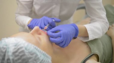 Dudak enjeksiyonu, dudakların hacmini artırmak için operasyon. Doktor Kozmetolog dudaklar artırmak için plastik şekillendirme yapar