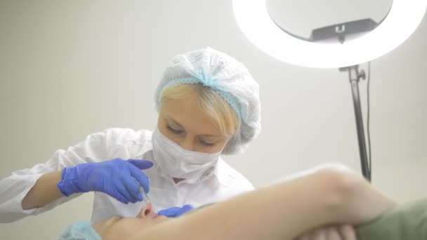 Injektáž rtů se zvyšuje hlasitost rtů. Doktor kosmetolog dělá z umělé hmoty, aby zvýšil rty — Stock video