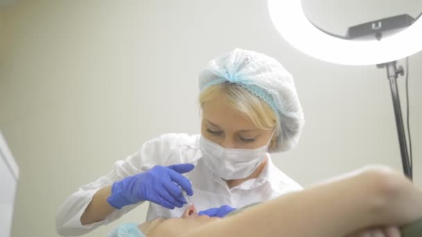 Läpp injektion, operation för att öka volymen av läpparna. läkare kosmetolog gör Contouring plast för att öka läpparna — Stockvideo