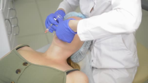 Inyección de labios, operación para aumentar el volumen de los labios. cosmetólogo médico hace que el contorno de plástico para aumentar los labios — Vídeos de Stock