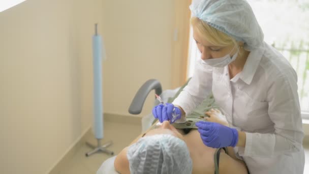 Läpp injektion, operation för att öka volymen av läpparna. läkare kosmetolog gör Contouring plast för att öka läpparna — Stockvideo