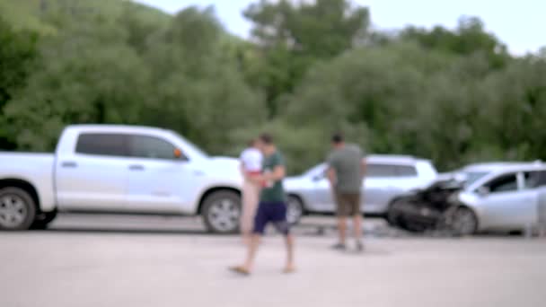 Расплывчатый фон. ужасная авария на шоссе, с полицейскими машинами — стоковое видео