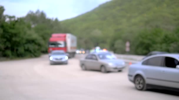 Расплывчатый фон. ужасная авария на шоссе, с полицейскими машинами — стоковое видео