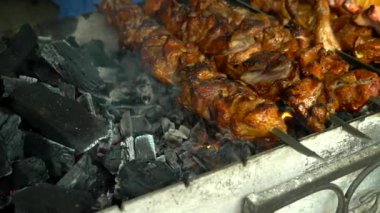 Close. Metal bir şişte kebapları Kızartın. Geleneksel oryantal yemek, kebap. Kömürler ve yangın ızgara