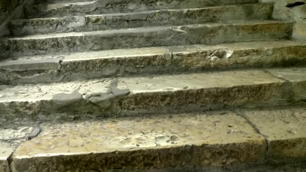 Primer plano. Vieja escalera de piedra dañada, hacia arriba. fondo texturizado — Vídeos de Stock