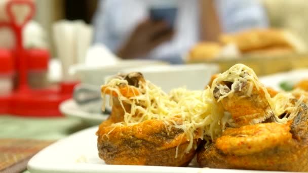 Close-up. Cogumelos recheados com queijo e verduras — Vídeo de Stock