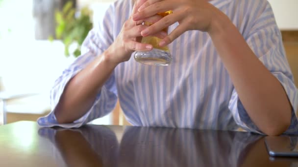 Close-up. onherkenbaar vrouw houdt in haar hand een glas bier van de tap — Stockvideo