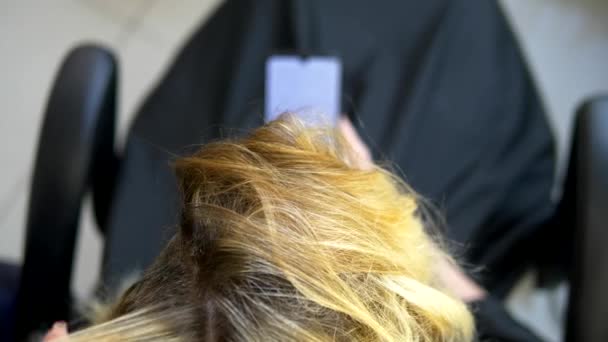 Le concept de coloration professionnelle des cheveux. une femme chez le coiffeur teint ses cheveux — Video