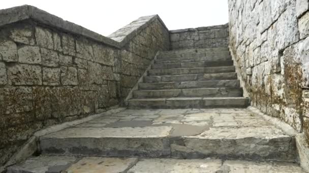 Nahaufnahme. alte beschädigte Steintreppe, nach oben. strukturierter Hintergrund — Stockvideo