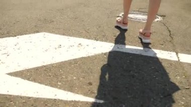 ayaklar yakın, yayalar sokakta yürümek. Beyaz yüksek bir platform üzerinde pembe deri sandalet kız bacaklar. Yaz sokak moda konsepti. Bacaklar ve ayakkabılar