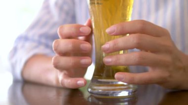 Close. tanınmayan kadın elinde fıçı bira bir bardak tutar