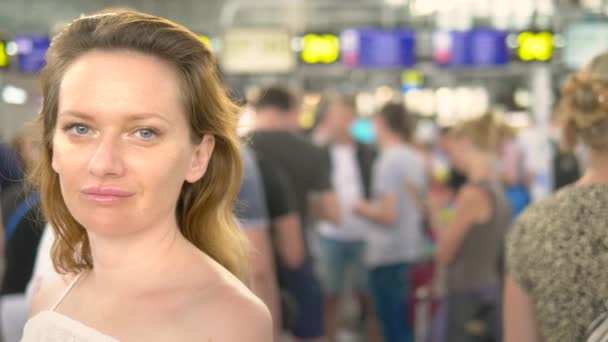 O conceito de turismo e viagens. close-up. Mulher em pé na fila no aeroporto — Vídeo de Stock