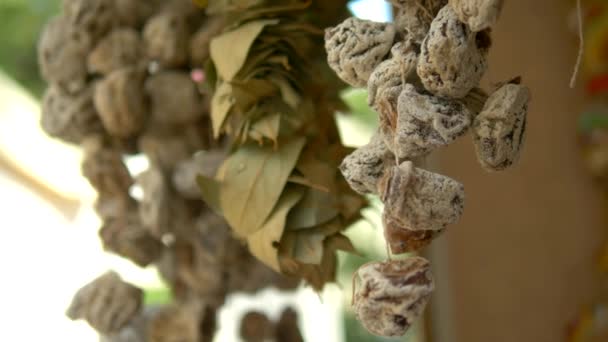 Close-up gedroogde persimmon in trossen op de markt — Stockvideo