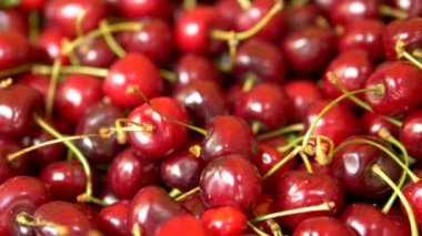 Kutuda bir sürü tatlı kiraz var. yukarıdan görüntüleyin. arka plan, doku