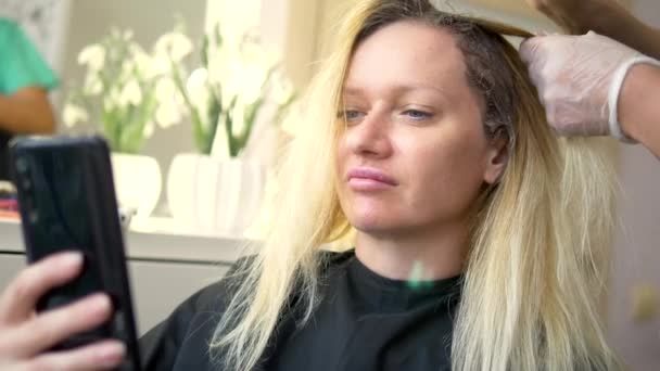 Das Konzept der professionellen Haarfärbung. Eine Frau beim Friseur färbt sich die Haare — Stockvideo