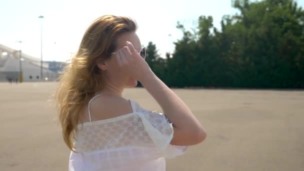 Flickan ensam går på vägen i en stor öken Park — Stockvideo