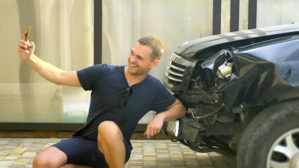 Homem tira uma foto em seu smartphone após um acidente de um pára-choques carro quebrado — Vídeo de Stock