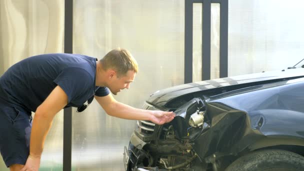 Uomo scatta una foto sul suo smartphone dopo un incidente di un paraurti rotto auto — Video Stock