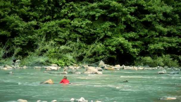 Mujer agotada ahogándose en un río de montaña. Cogió una roca y espera ayuda. . — Vídeos de Stock