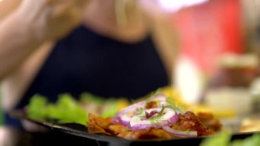 Close. kadın lahana salatası ve patates kızartması ile bir fast food restoran gyros yeme