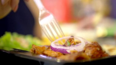 Close. kadın lahana salatası ve patates kızartması ile bir fast food restoran gyros yeme