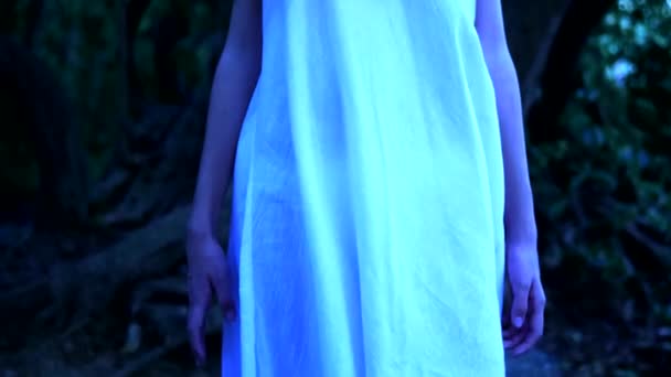 一个有着黑色长发的万圣节鬼女孩站在一片茂密的森林里。特写 — 图库视频影像