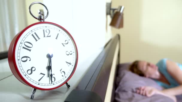 Red alarm clock close-up, op een onscherpe achtergrond, het meisje is boos dat de wekker heeft uitge — Stockvideo