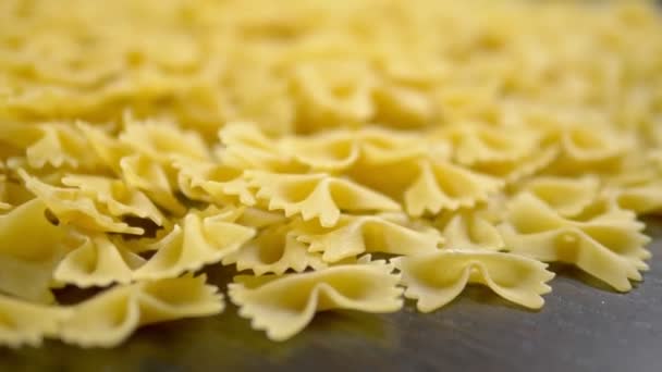 Rå pasta. Farfalle närbild på träbord — Stockvideo
