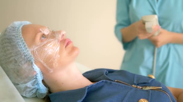 화장품 개념입니다. 코의 윤곽을 보정합니다. 미용사는 여성 환자의 코를 윤곽을 그리는 절차를위한 준비 작업을 수행하고 있습니다. 클로즈업 — 비디오