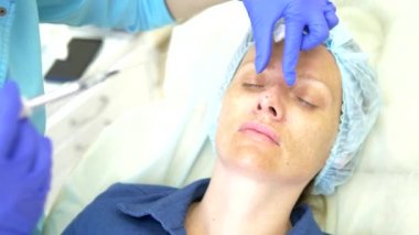 Kozmetoloji kavramı. Burun kontur düzeltmesi. Doktor kozmetolojist, hastaların kadının burnuna bir dolgu maddesi enjekte ediyor. Close