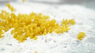 pişmemiş makarna. Close. Cavatappi makarna ahşap bir masa üzerinde beyaz un yatıyor