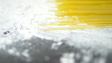 ham makarna cappellini, closeup ahşap bir masa üzerinde beyaz un yalan