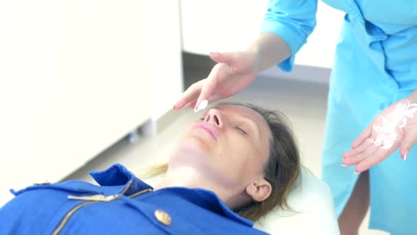 Conceito cosmético. Correção do contorno do nariz. O esteticista está realizando trabalhos preparatórios para o procedimento de contorno do nariz de uma paciente do sexo feminino. close-up — Vídeo de Stock