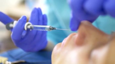 Kozmetoloji kavramı. Burun kontur düzeltmesi. Doktor kozmetolojist, hastaların kadının burnuna bir dolgu maddesi enjekte ediyor. Close