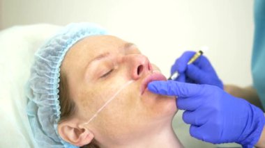 kontur plastik yüz kavramı. Plastik cerrahlar el bir kalem ile kadın yüzüne konturlar çizer. Close