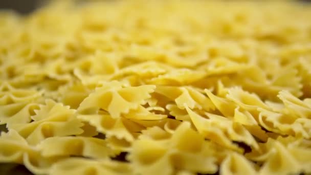 Rå pasta. Farfalle närbild på träbord — Stockvideo
